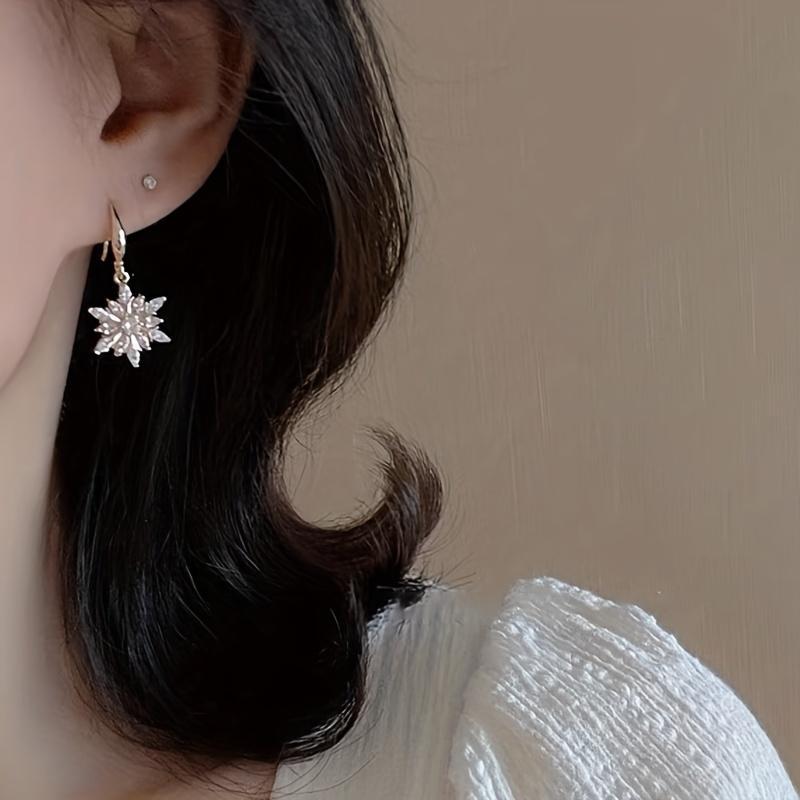 1 Pair Exquisite Snowflake Drop Earrings - Drop & Dangle - Pinkish Crystal Accents, Alloy Construction, Korean Style Fashion Jewelry for Women, Ideal Christmas Gift Idea, Sparkling Crystal Drops, Elegant Winter Accessories