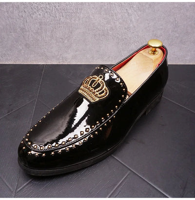 New Luxury Men Casual Shoes Patent Leather Pointed Toe Embroider Crown Business Leisure Black Wedding Dress Shoes