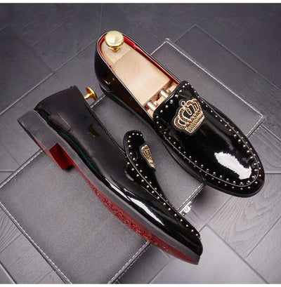 New Luxury Men Casual Shoes Patent Leather Pointed Toe Embroider Crown Business Leisure Black Wedding Dress Shoes