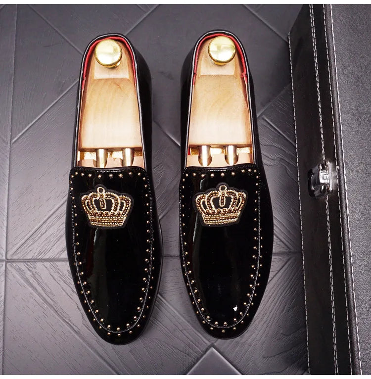 New Luxury Men Casual Shoes Patent Leather Pointed Toe Embroider Crown Business Leisure Black Wedding Dress Shoes