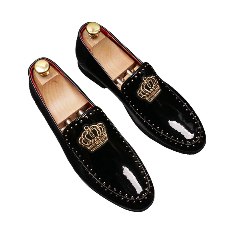 New Luxury Men Casual Shoes Patent Leather Pointed Toe Embroider Crown Business Leisure Black Wedding Dress Shoes