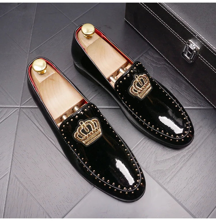 New Luxury Men Casual Shoes Patent Leather Pointed Toe Embroider Crown Business Leisure Black Wedding Dress Shoes