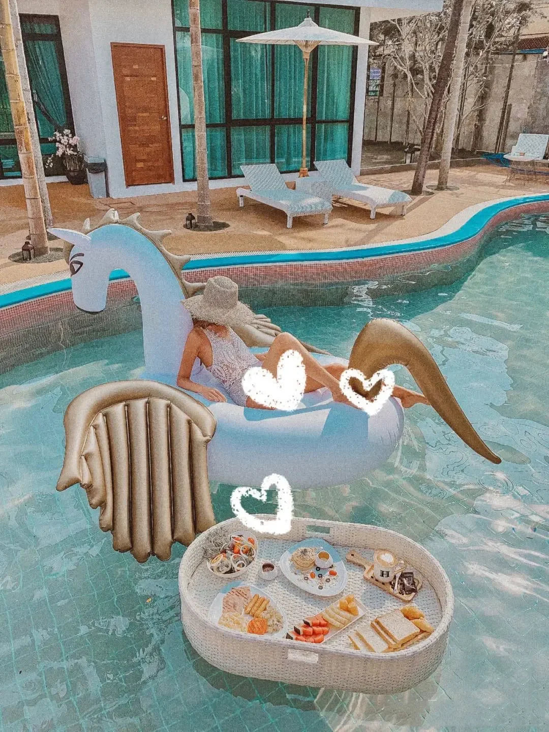 Net red floating tray round rattan woven heart-shaped basket Homestay Hotel Villa swimming pool dinner plate