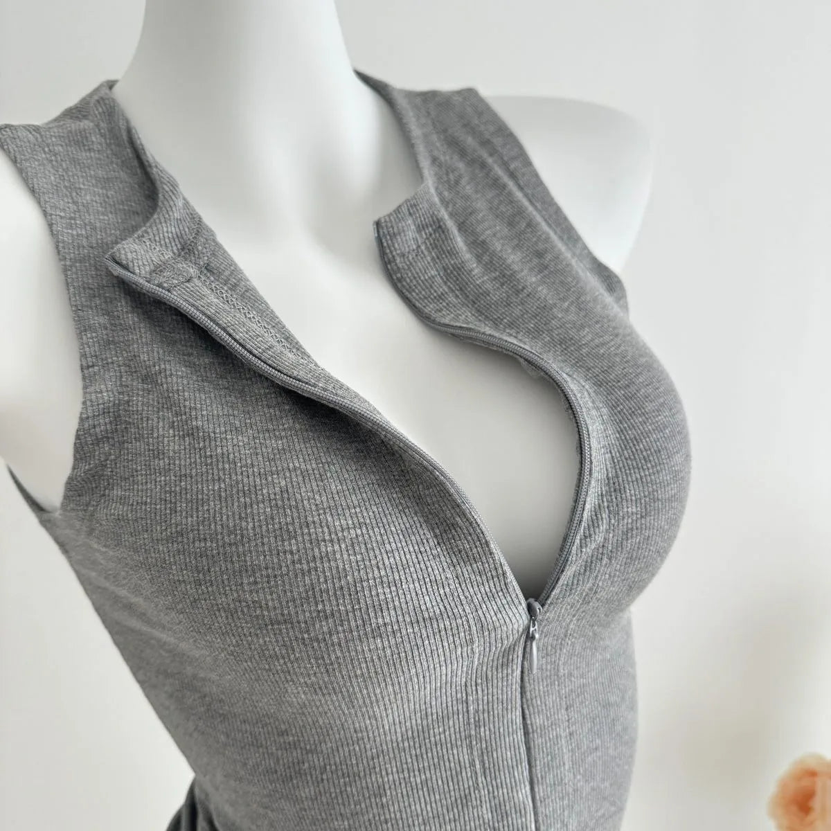 Women's Sleeveless Zip-Up Crop Top Korean Style Slim Fit Summer Vest Sexy Casual Camisole for Women Fashion Streetwear Basic Tee