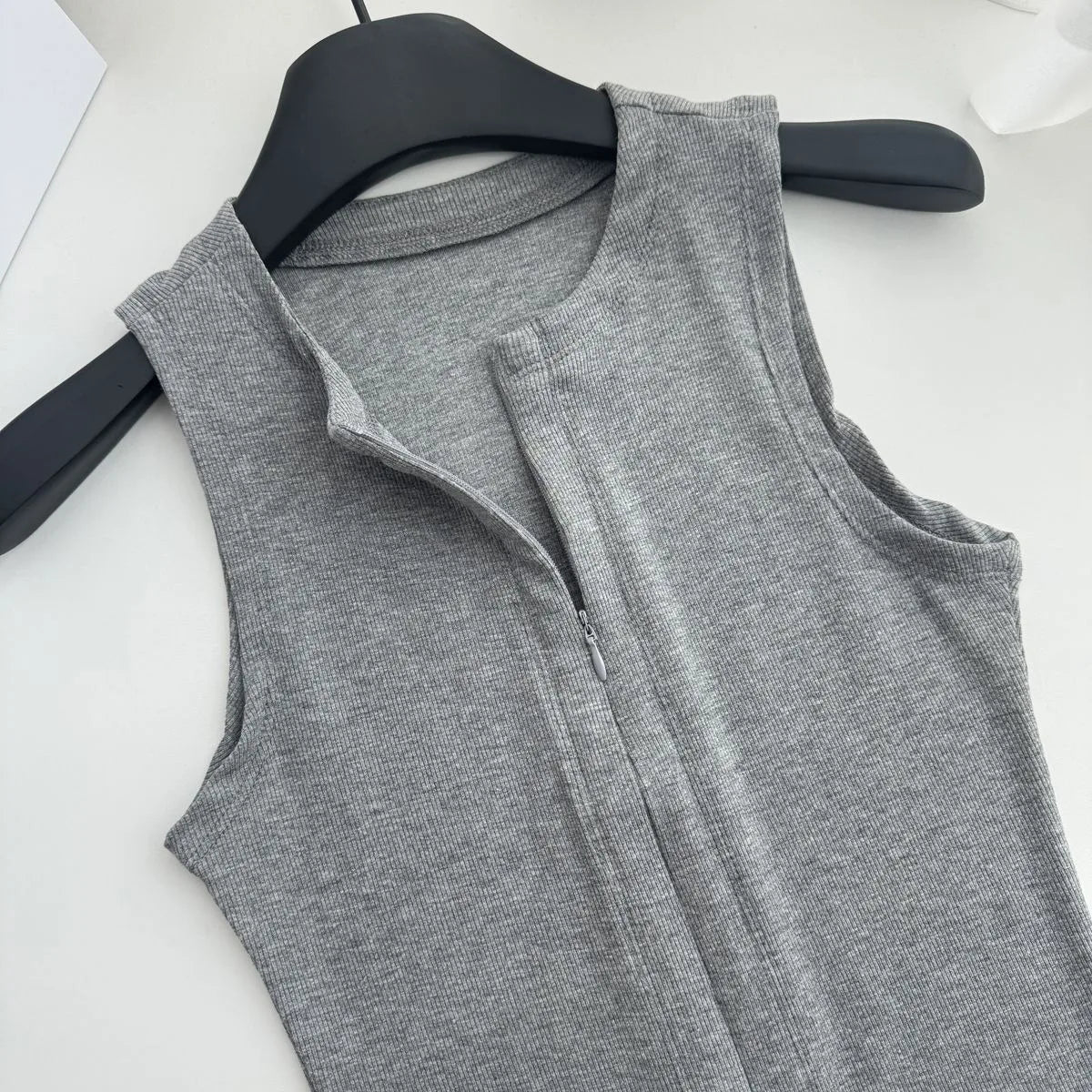 Women's Sleeveless Zip-Up Crop Top Korean Style Slim Fit Summer Vest Sexy Casual Camisole for Women Fashion Streetwear Basic Tee