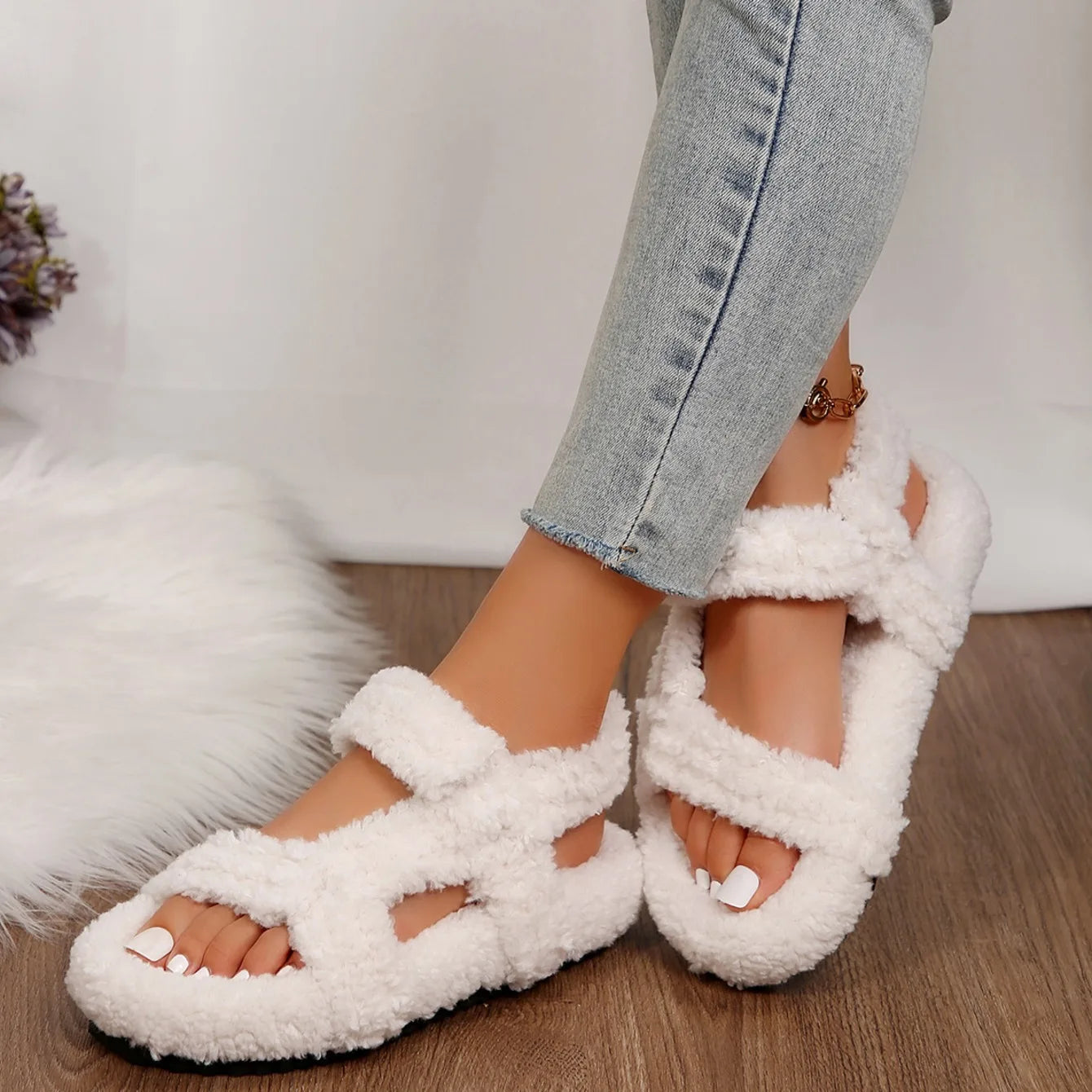 Lightweight Comfortable Sandals Woman Winter Warm Plush Sandals Ladies Brand Design Thick Sole Teddy Fur Outdoor Slipper Shoes