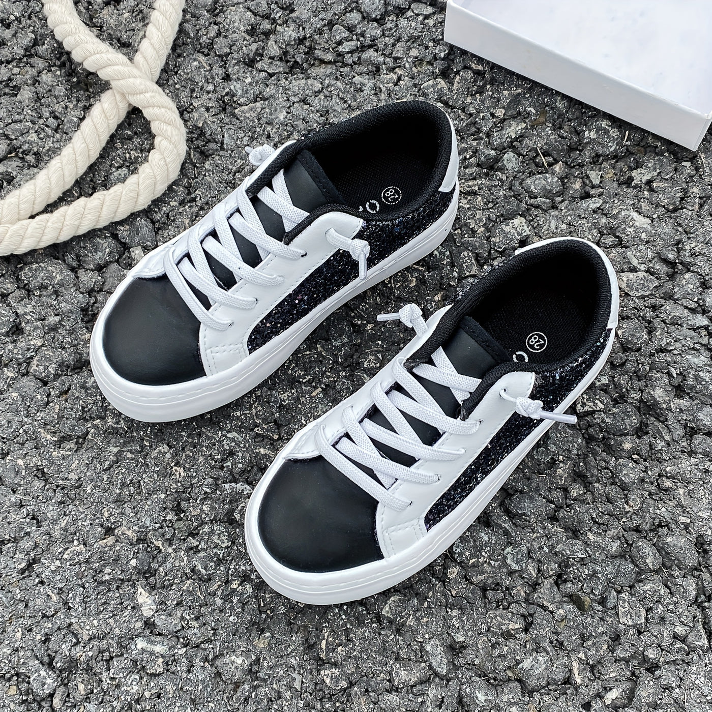 Different Shoe Sizes Have Different Numbers Of Eyelets. White Canvas Shoes For Babies, Mid-top Sneakers, Children's Canvas Shoes, Korean Version Of Simple Boys' And Girls' Shoes, Fashionable Low-top Casual Lace-up Track Shoes